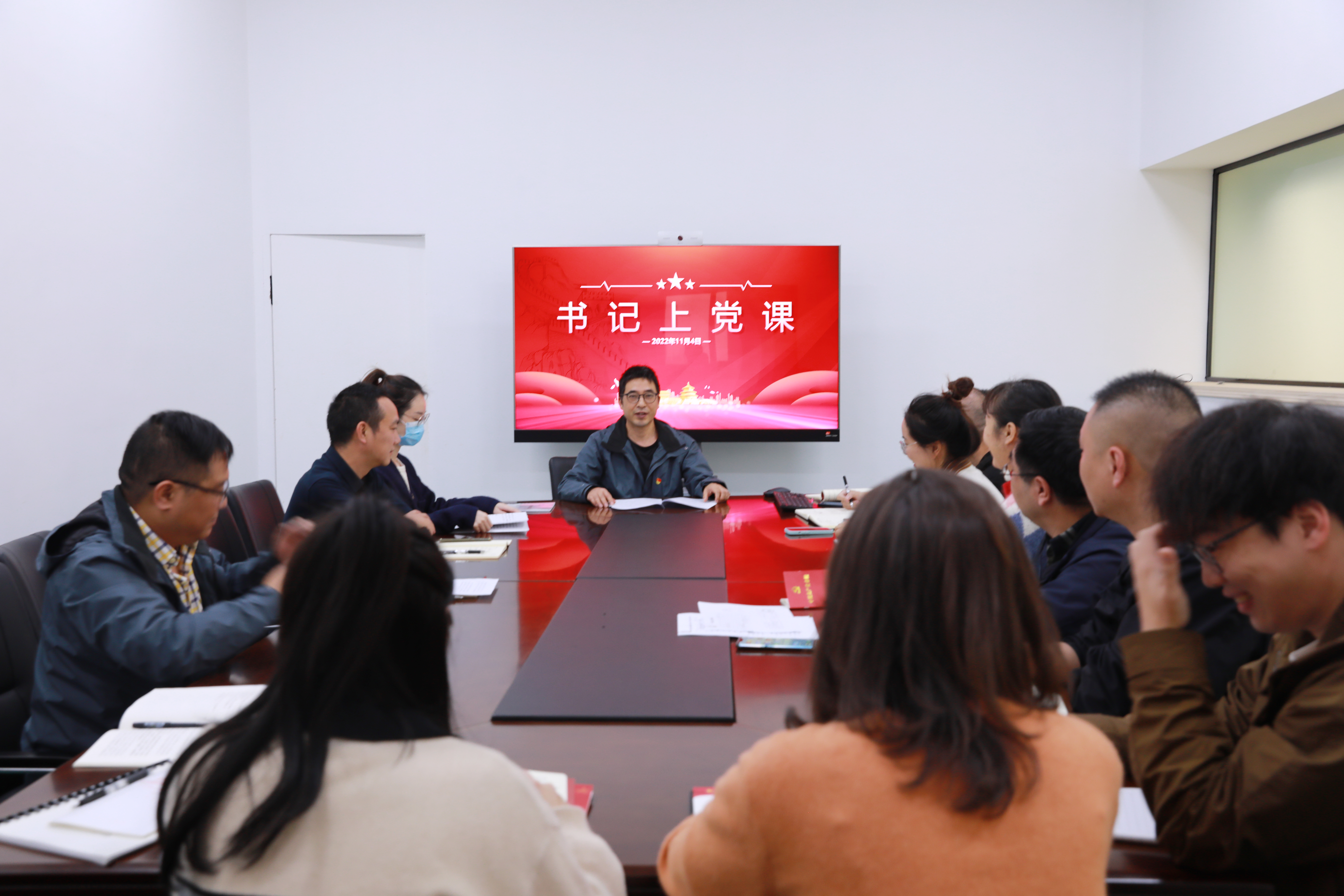 1668063929303376.jpg 行政支部書(shū)記上黨課.JPG
